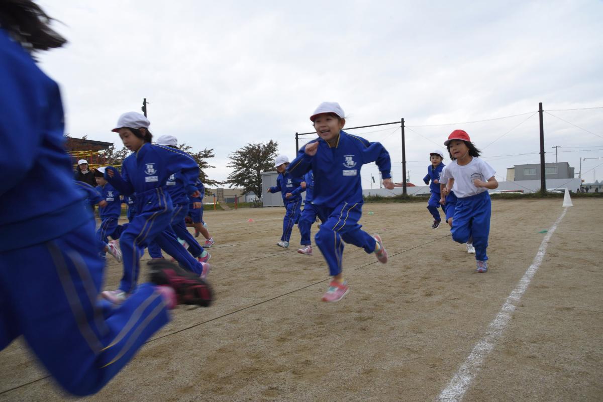 元気よくスタートを切る児童