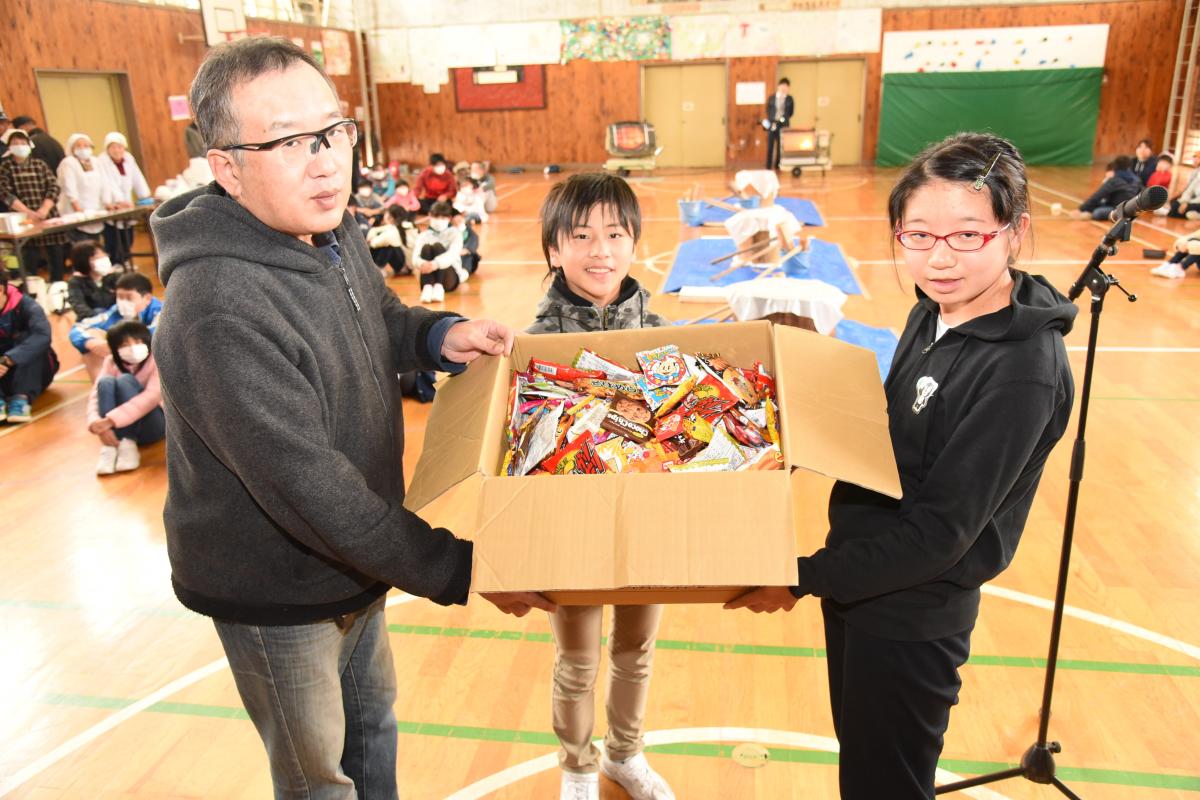 町立幼稚園、小学校餅つき会（2016年11月25日撮影） 写真 2