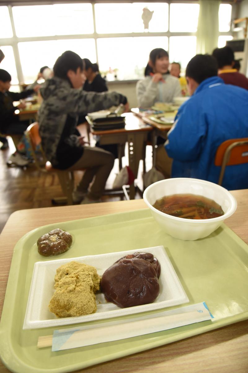 つきたての餅は早速、給食で汁餅、あんこ、きな粉の3種類にして振る舞われました