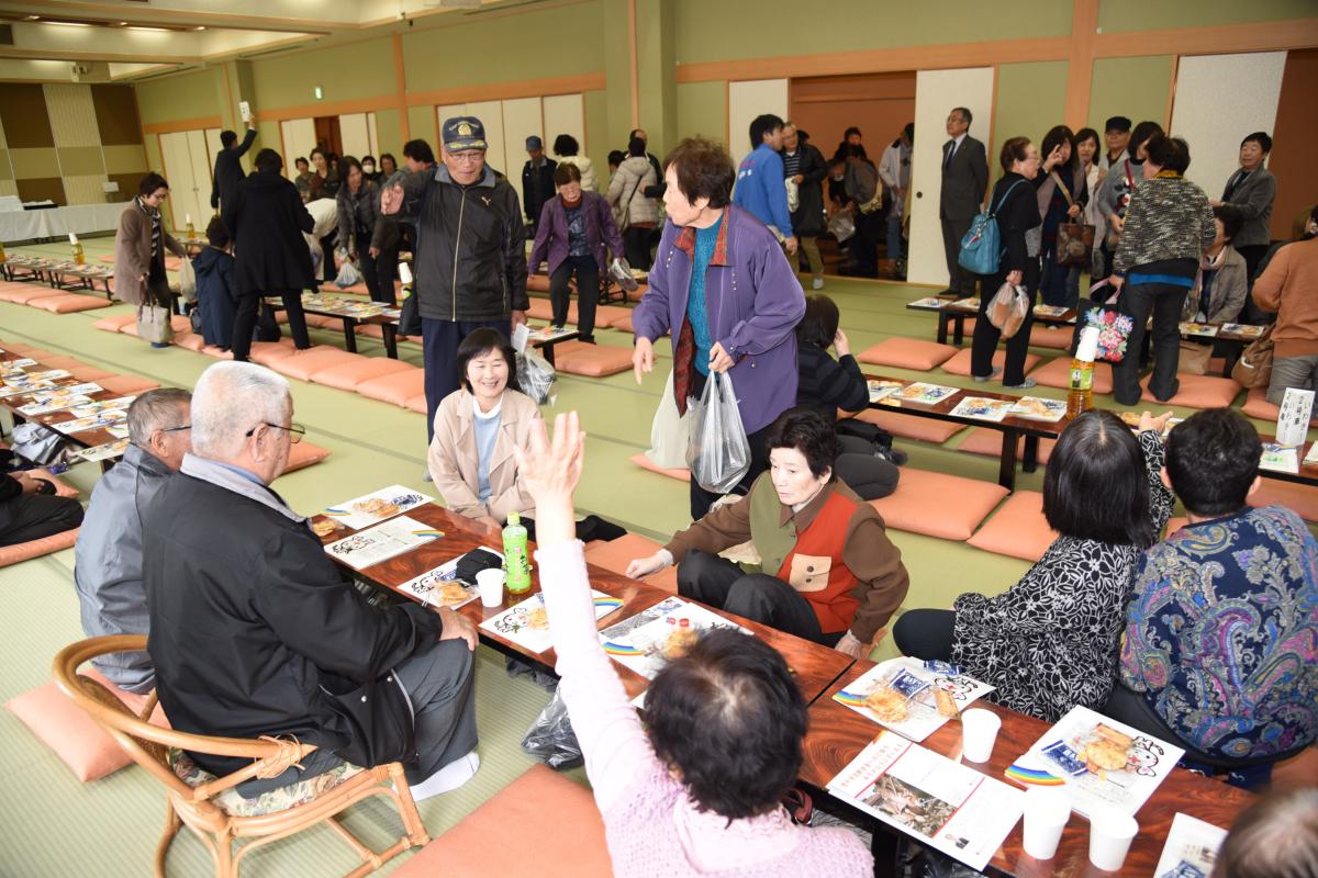 徐々に会場の大広間に集まる参加者たち