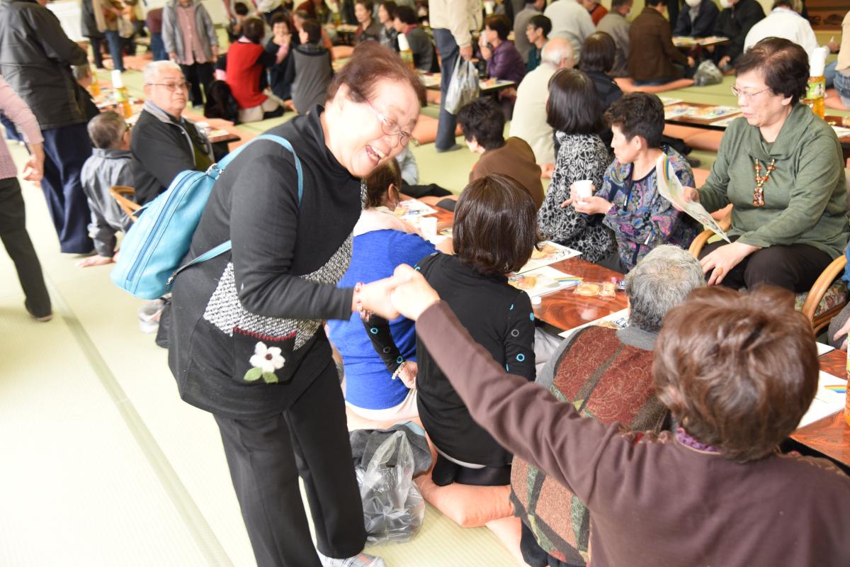 久しぶりの再会に手を取り合って喜ぶ町民同士