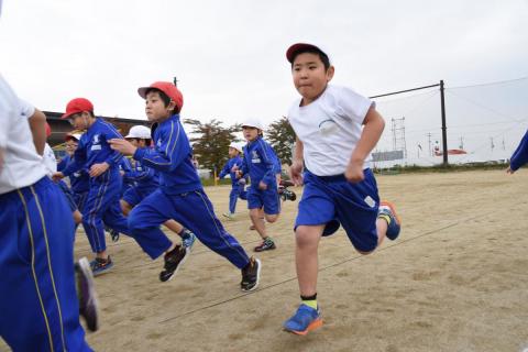 初めての河東学園小学校との合同マラソン記録会で力走する児童