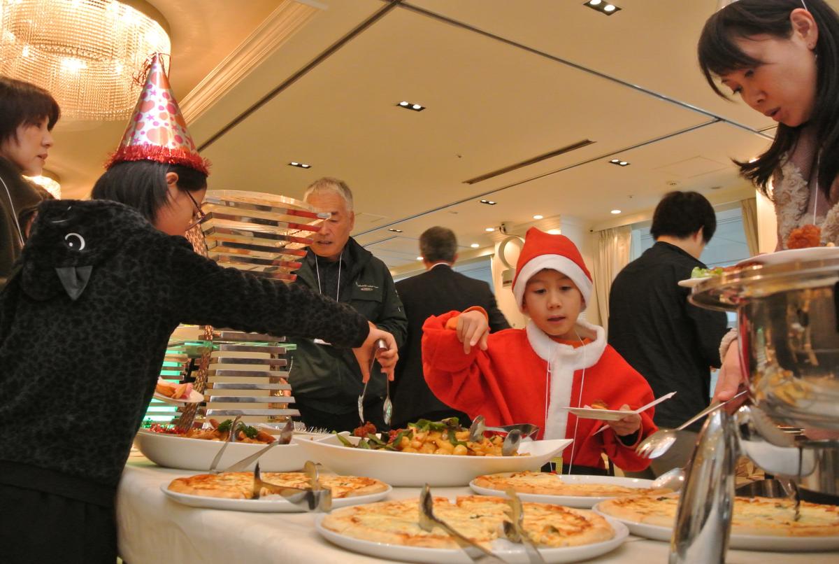 バイキング料理を取り分け嬉しそうな子どもたち