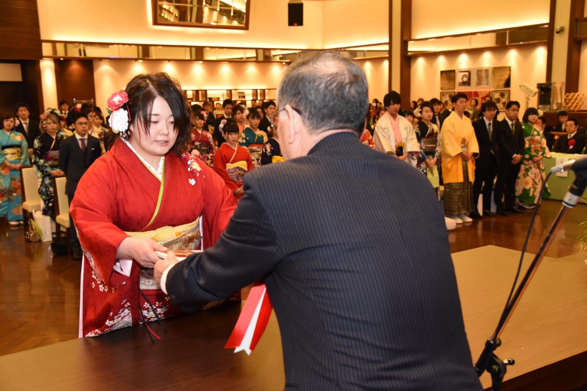 渡辺町長から成人証書を受け取る新成人代表