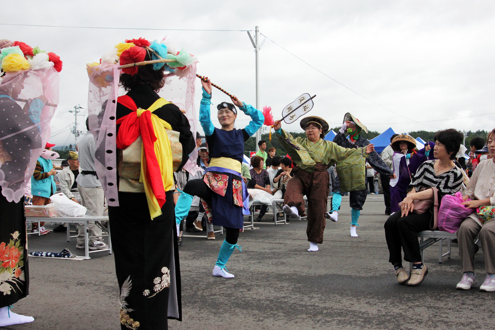 郷土芸能「宝財踊り」を披露する大熊町商工会女性部の皆さん