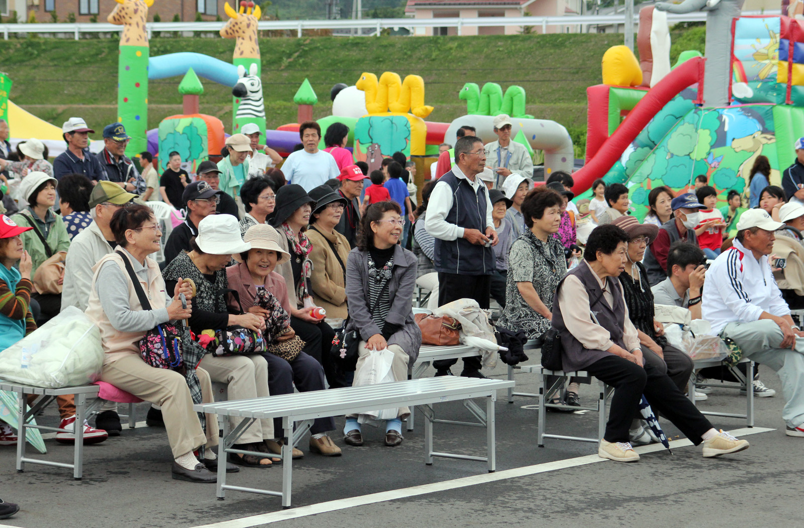 会場となった会津若松市の松長近隣公園仮設住宅駐車場に集まった町民の皆さん
