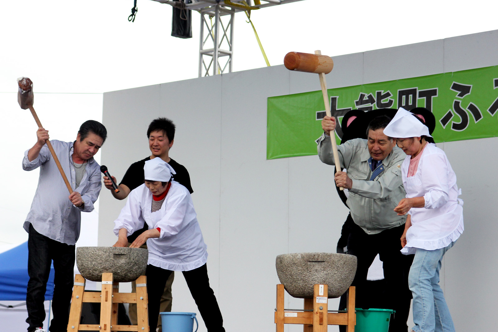 恒例のもちつきに挑戦するゲストの鳥羽一郎さんと渡辺町長