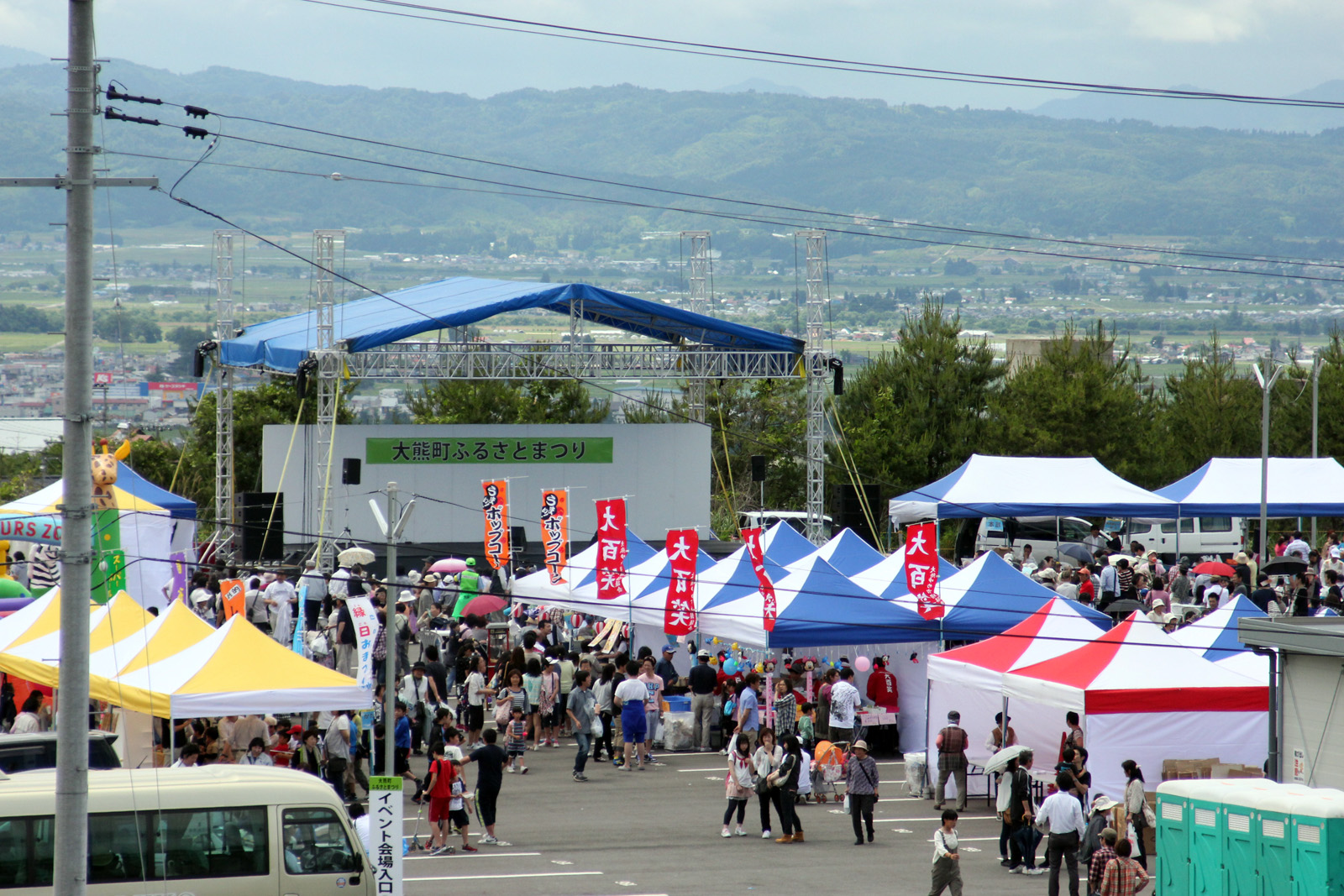 会津若松市で行われたふるさとまつりでは約3,000人の町民が訪れました（2）