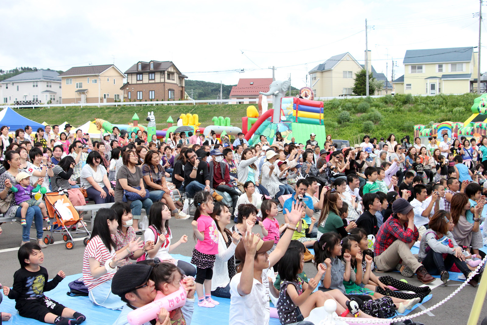 町幼稚園のために書き下ろされた曲「はんぶんこ」で、一緒に振り付きで歌う子どもたち