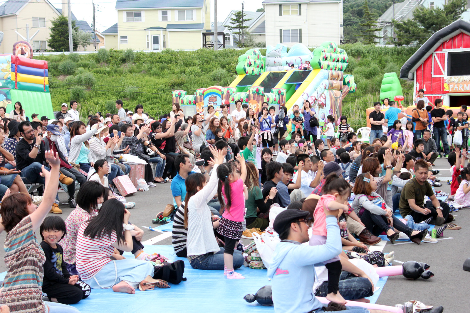 町幼稚園のために書き下ろされた曲「はんぶんこ」で、一緒に振り付きで歌う子どもたち（2）