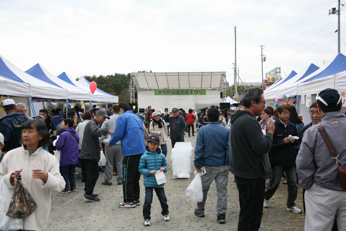 いわき出張所隣の敷地で行われたふるさとまつりに集まった町民たち