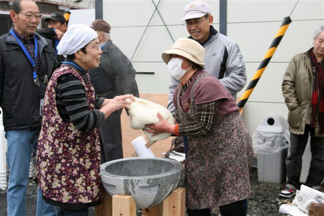 好間第2仮設住宅にてボランテアにより餅つき会、タイ焼き隊が行われました。 写真 2