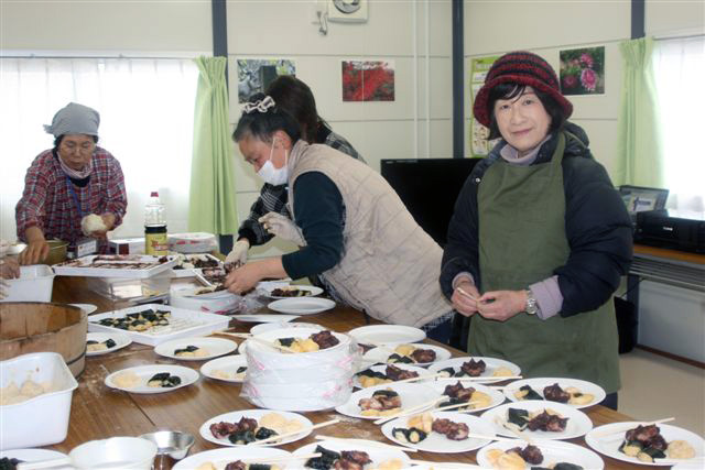 好間第2仮設住宅にてボランテアにより餅つき会、タイ焼き隊が行われました。 写真 3