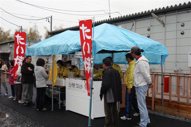 好間第2仮設住宅にてボランテアにより餅つき会、タイ焼き隊が行われました。 写真 5