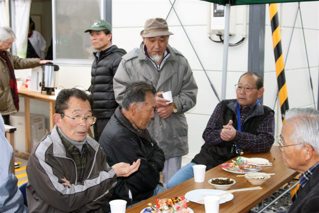 好間第2仮設住宅にてボランテアにより餅つき会、タイ焼き隊が行われました。 写真 6