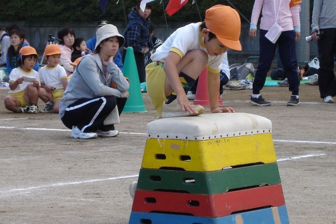 障害物競争！跳び箱を跳ぶ園児