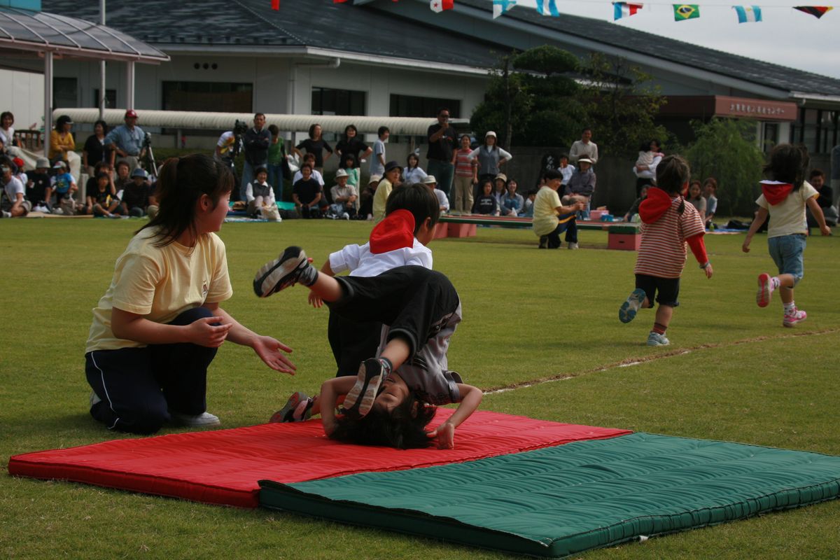 障害物競争！マットの上で前回りする女の子