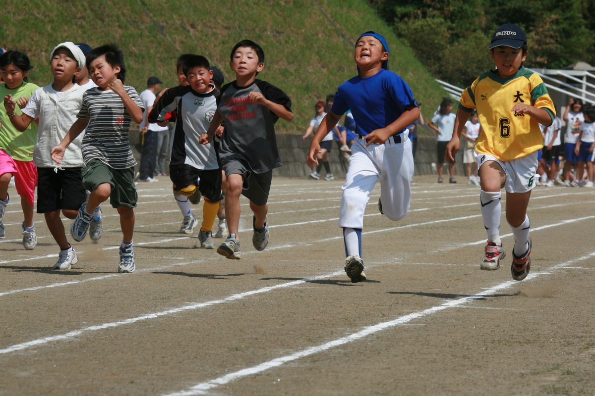 100メートル走！元気よくスタートをきった小学生ら