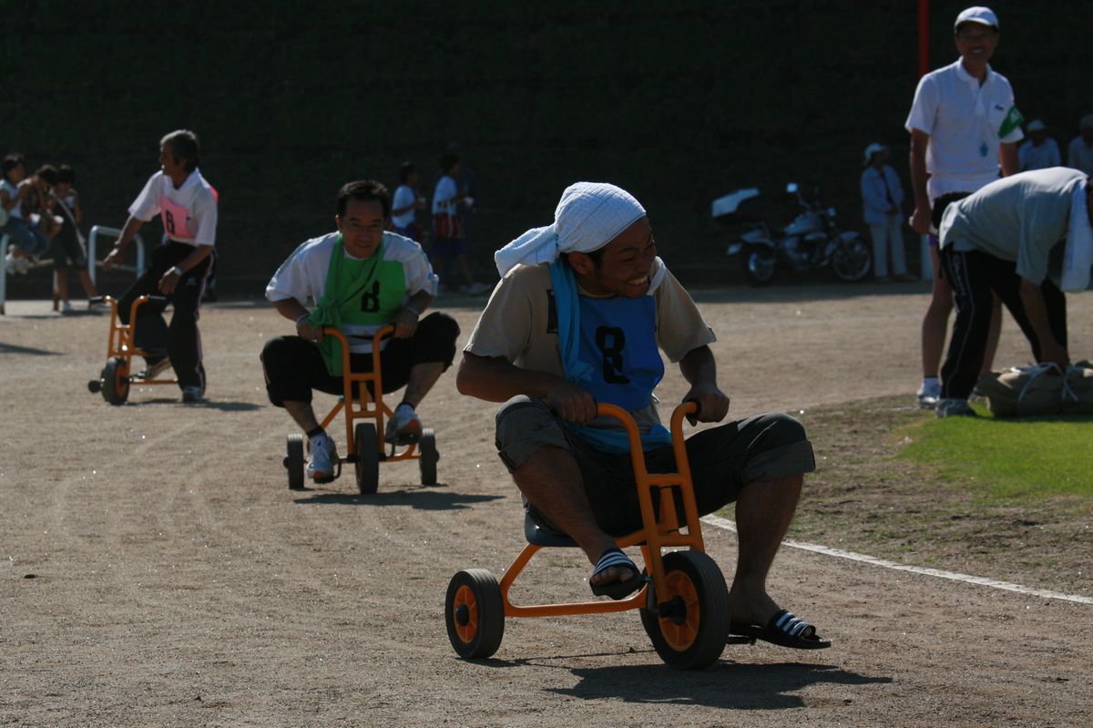 「鉄人レース」三輪車で爆走する町民たち