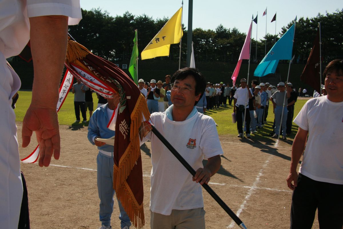 閉会式で優勝旗を贈呈される熊川地区の代表の方