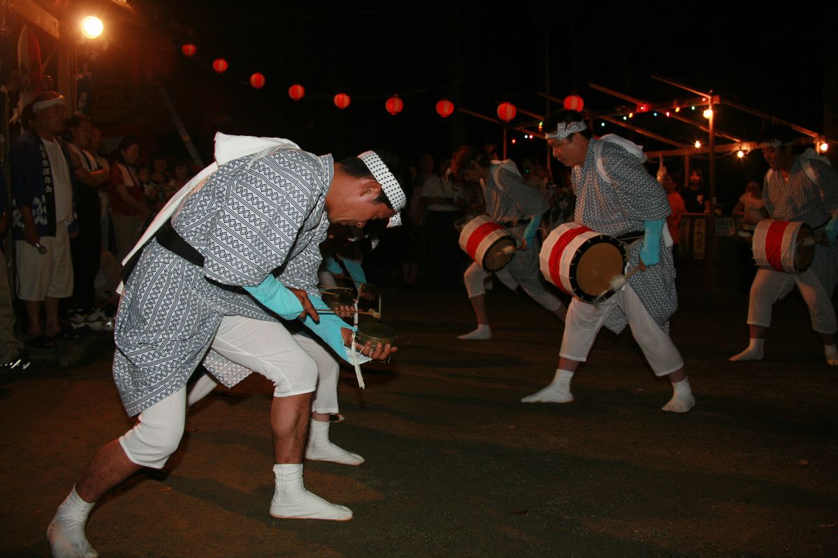 地区の皆さんやカメラマンが多数詰め掛けた会場で踊りを披露する保存会の皆さん