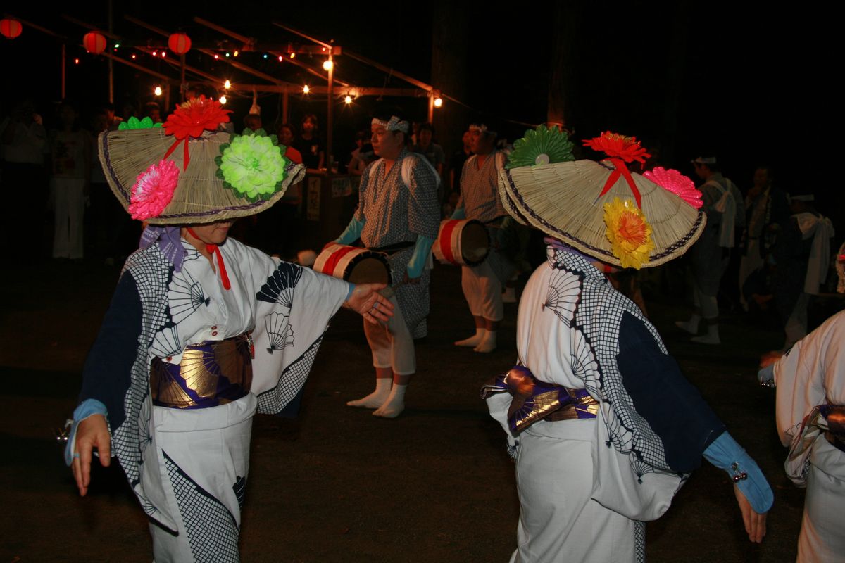 色鮮やかな花笠をかぶり踊る保存会の女性たち