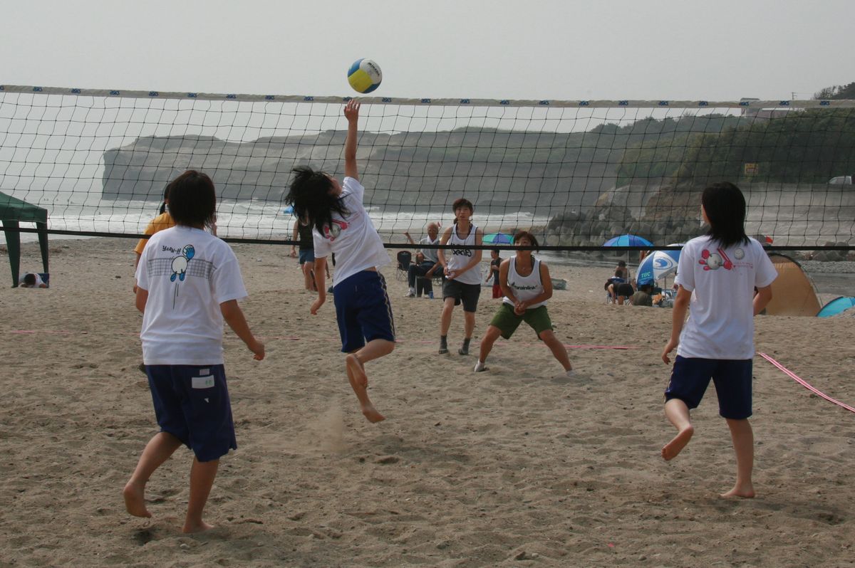 砂の上で熱い戦いを繰り広げる選手たち（2）