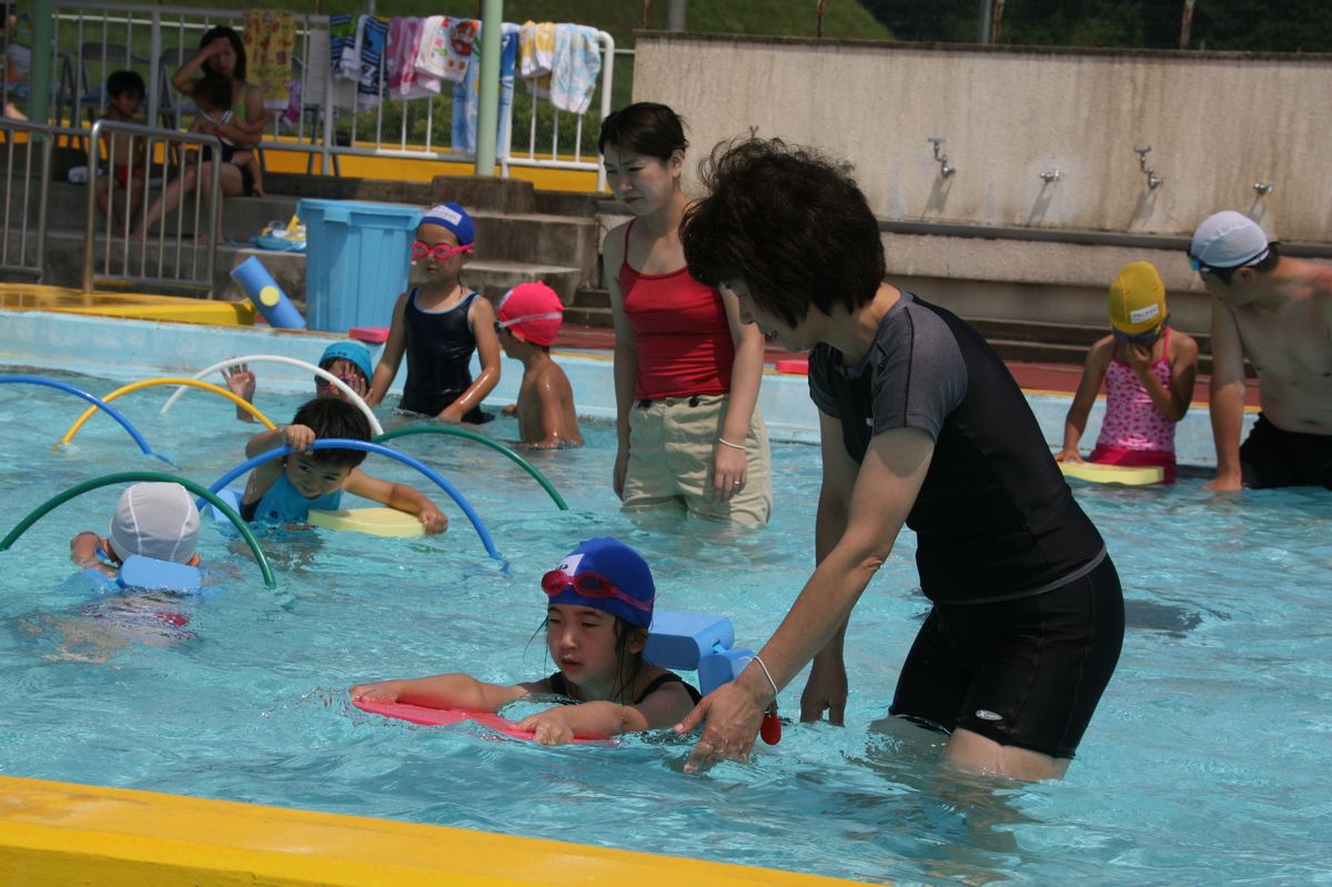 3歳から8歳までの子どもと保護者13人が参加した親子水泳大会