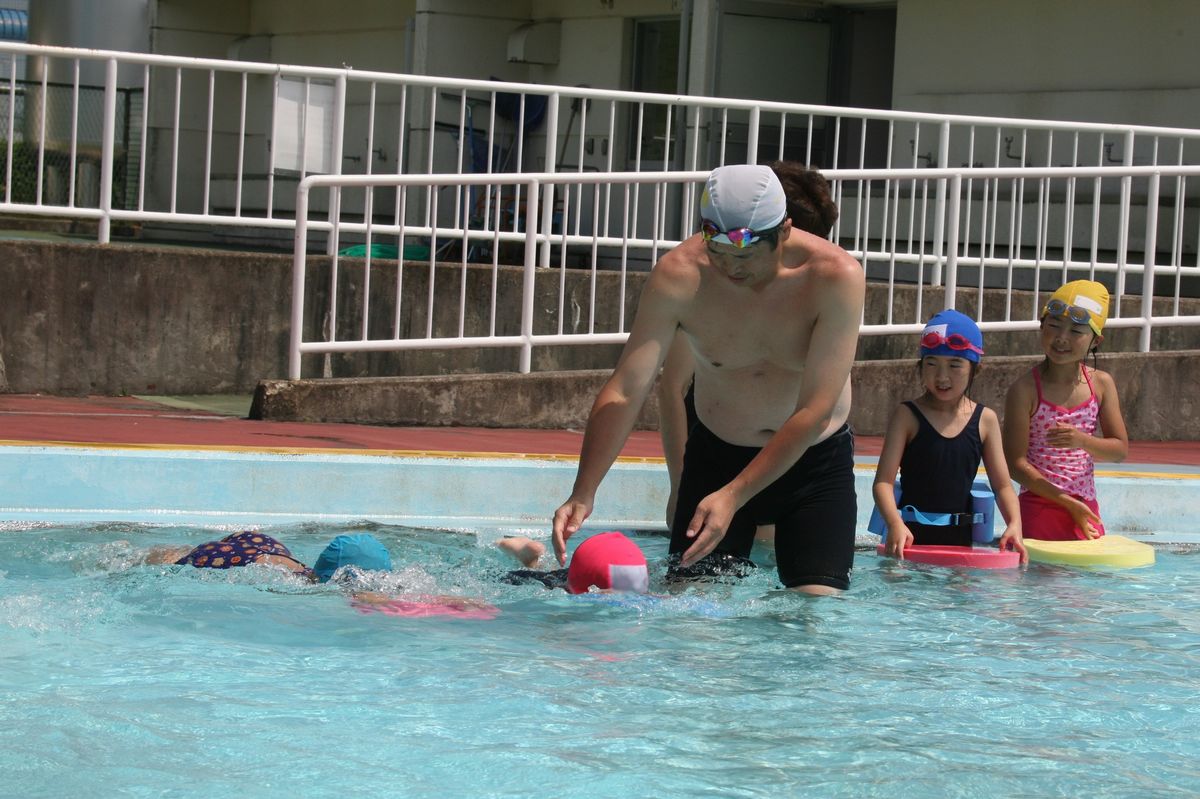 講師の先生から泳ぎの基礎を学ぶ子どもたち