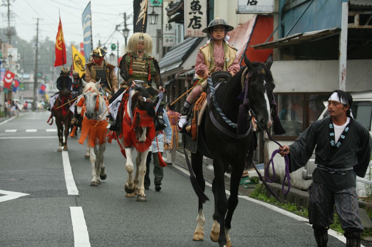 駅前通りを歩く騎馬武者たち