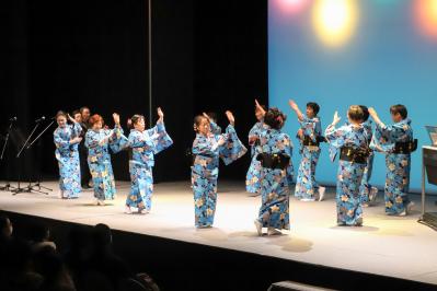 劇中、会津磐梯山踊りを披露する出演者たち