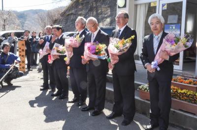 閉所式で花束を受けた6人の駐在員