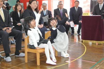 名前を呼ばれ元気よく返事する入園児