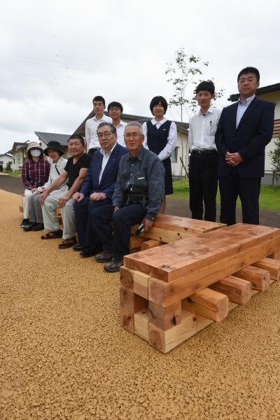 大河原の住宅で行われた家具の贈呈式