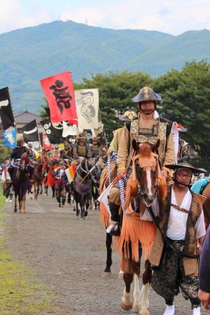 7月28日、相馬野馬追本祭りのお行列で今年初陣の木村教育長が堂々と行進しました。