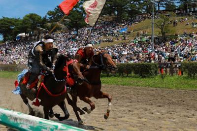 甲冑競馬で先頭争いをしながら場内を駆け抜ける吉田さん