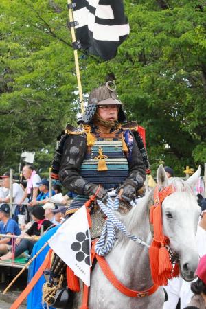 行列で雲雀ヶ原祭場地前に到着した小野田政昭さん