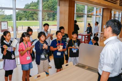 沖縄の小学生が新庁舎で復興の現状を学んでいるところ