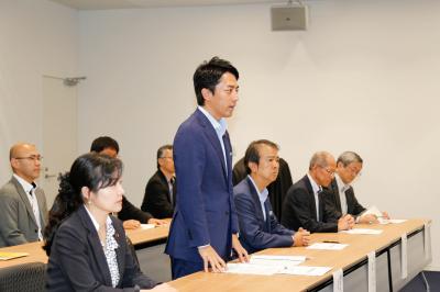 渡辺町長らにあいさつする小泉環境相