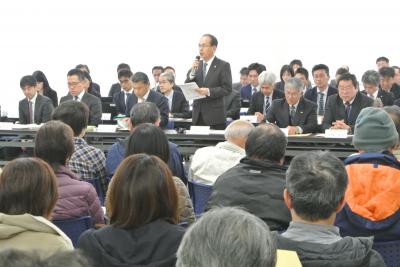 住民説明会であいさつする吉田町長