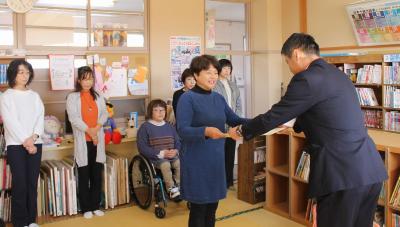 熊町小学校図書ボランティアが、優良読書グループとして表彰されました