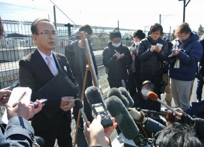 避難指示解除の朝、大野駅前で取材を受ける吉田町長