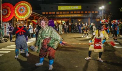 踊りを披露するおおくま会津会のメンバー