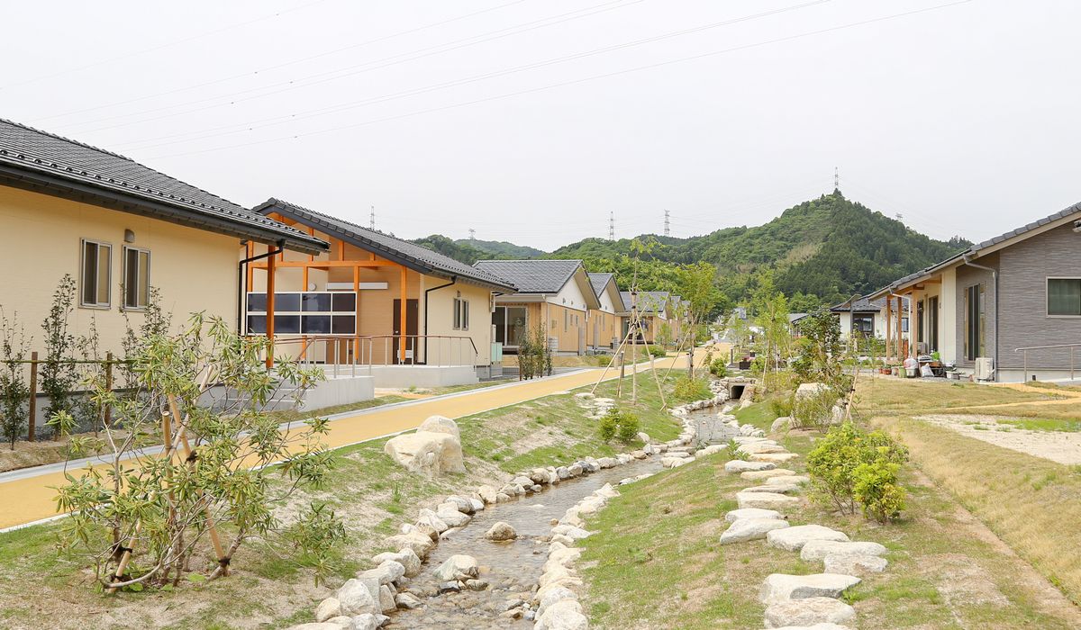 第1期住宅と小川を挟んで立地する第2期住宅（左側）