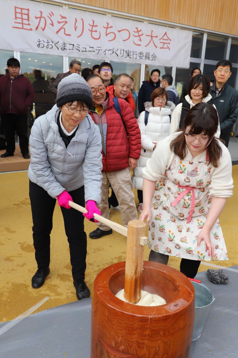 もちをつく人、返す人、息のあった女性ペア