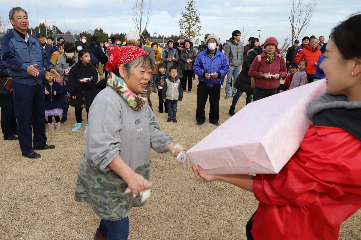 拾ったもちで大抽選会。大きな賞品を獲得した参加者