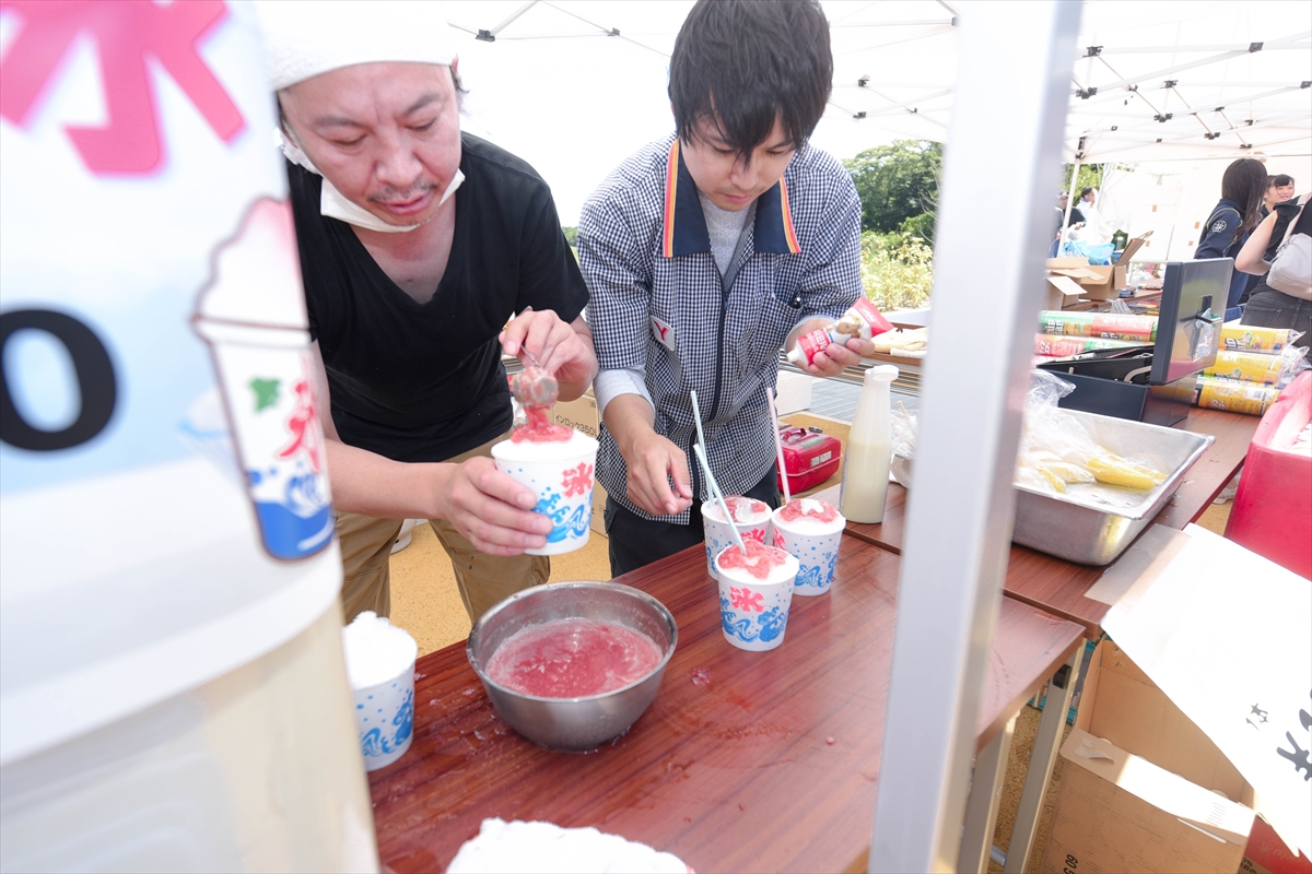 町内のイチゴで作ったシロップをかけたかき氷が販売されました