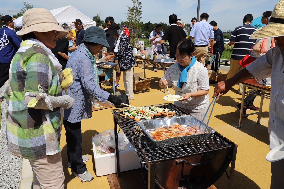 炭火でいろいろな食材が焼かれていきます