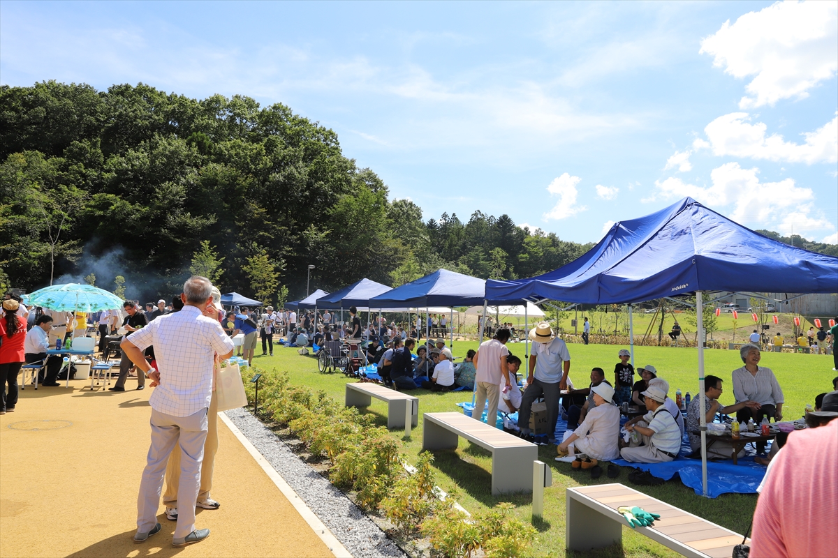 焼いたり、食べたり、話したり、祭りを楽しむ参加者