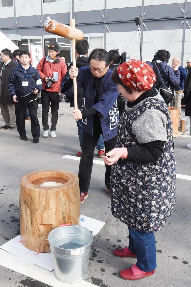 つき手のタイミングを見ながら合いの手を準備している女性